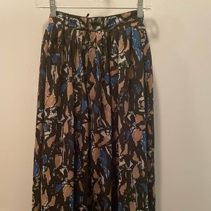 H&M graphic print midi skirt with pockets. Full pic and measurements to come.